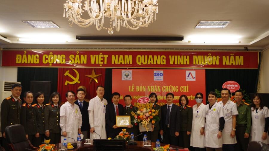 TRUNG TÂM HUYẾT HỌC TRUYỀN MÁU, BỆNH VIỆN 19-8 TỔ CHỨC LỄ ĐÓN NHẬN CHỨNG CHỈ CHẤT LƯỢNG XÉT NGHIỆM THEO TIÊU CHUẨN ISO 15198:2012