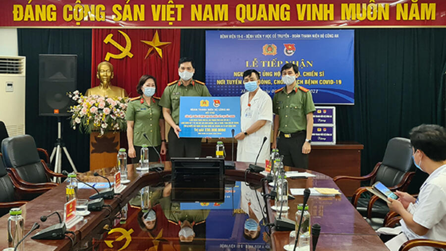 Đoàn Thanh niên Bộ Công an trao quà ủng hộ Bệnh viện Dã chiến số 2 Bắc Giang
