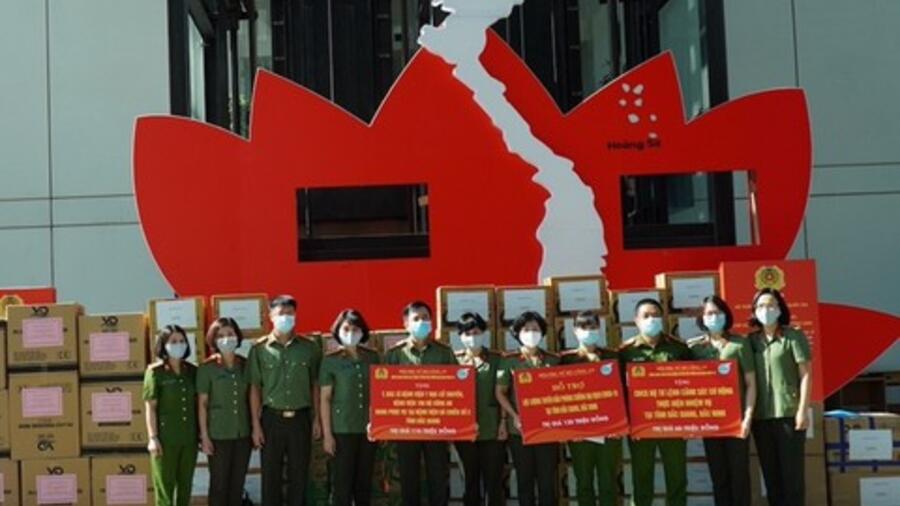 Công an các đơn vị, địa phương chung tay hỗ trợ tuyến đầu phòng chống dịch
