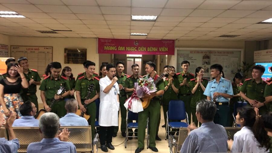 Mang âm nhạc đến bệnh viện: Món quà tinh thần vô giá
