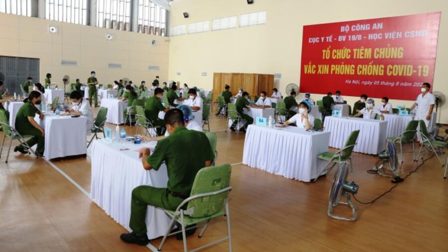 Thứ trưởng Nguyễn Văn Sơn kiểm tra công tác tại các điểm tiêm vắc-xin phòng, chống Covid-19 cho cán bộ, chiến sỹ khối cơ quan Bộ