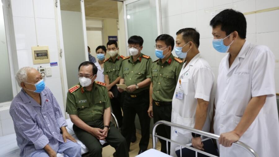 Lãnh đạo Bộ Công an thăm và tặng quà gia đình các đồng chí nguyên lãnh đạo Bộ nhân dịp kỷ niệm 75 năm Ngày truyền thống Công an nhân dân
