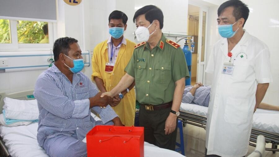 Thứ trưởng Nguyễn Văn Sơn biểu dương các bác sĩ Khoa Nội tim mạch Bệnh viện 19-8