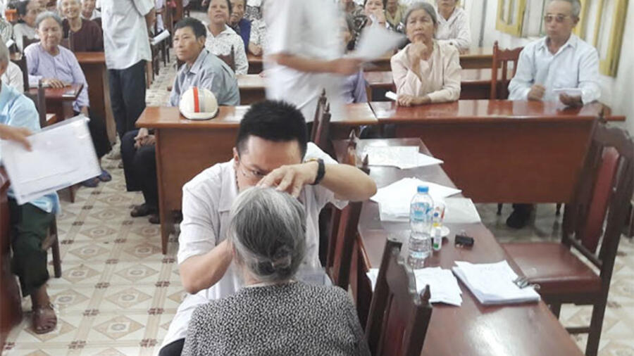 Các y bác sỹ Bệnh viện 19-8 Bộ Công an mổ mắt miễn phí cho nhân dân huyện Kim Sơn