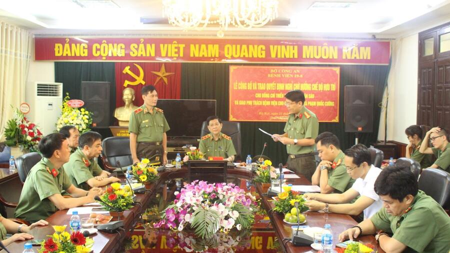 Đồng chí Thiếu tướng, PGS-TS Trần Văn Sáu, Bí thư Đảng uỷ, Giám đốc Bệnh viện 19-8 nhận quyết định nghỉ hưu