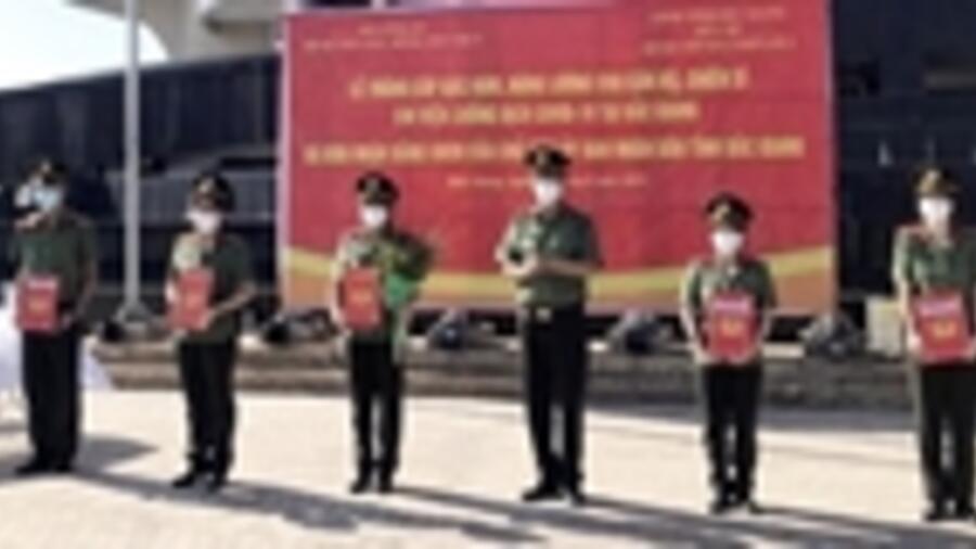 Thăng cấp bậc hàm cho các y, bác sĩ CAND tại Bệnh viện Dã chiến số 2 Bắc Giang