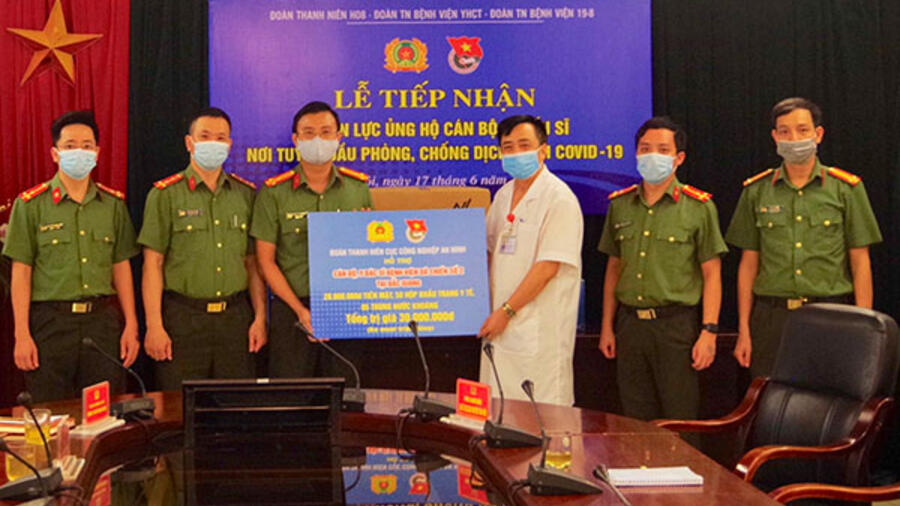 Cục Công nghiệp An ninh ủng hộ các y, bác sĩ BV Dã chiến số 2 Bắc Giang