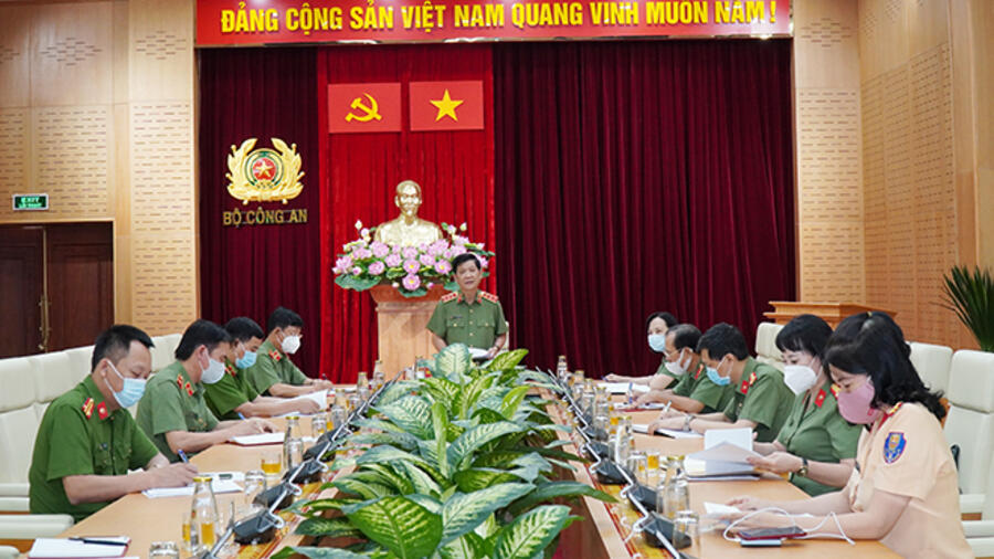 Lan tỏa hình ảnh người Công an tận tụy giúp dân phòng chống dịch COVID-19
