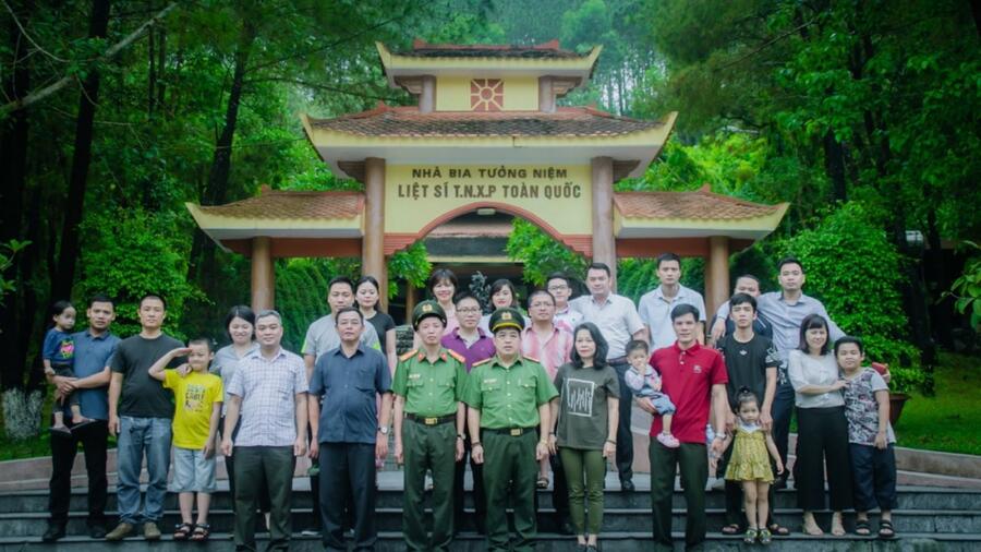 Cán bộ chiến sĩ phòng Hành chính quản trị về nguồn dâng hương Đại tướng Võ Nguyên Giáp