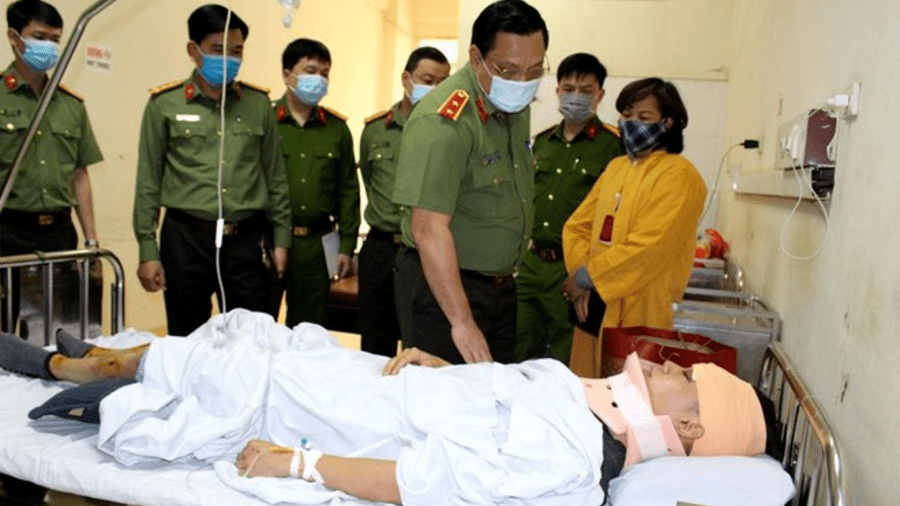 Giám đốc Công an Hà Nội thăm, động viên chiến sỹ bị thương trong khi làm nhiệm vụ
